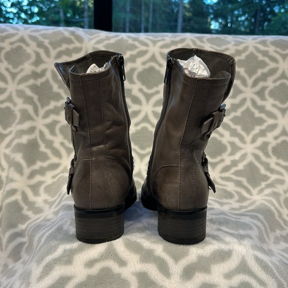 EUC - Woman’s Leather Grey Boots - Size 7 - Picture 3 of 11